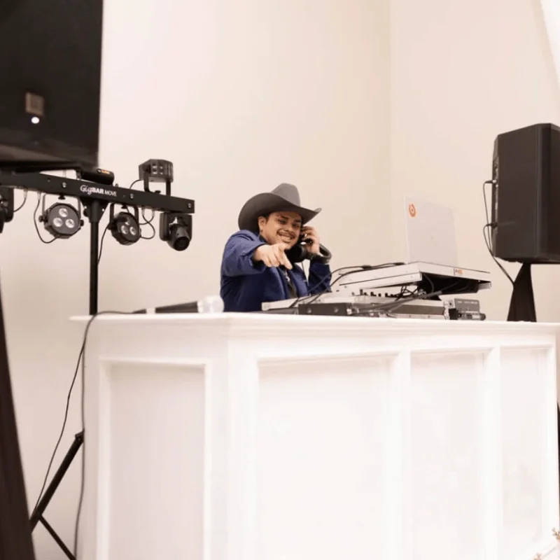 Enchante Photobooths DJ and reception flow services.
